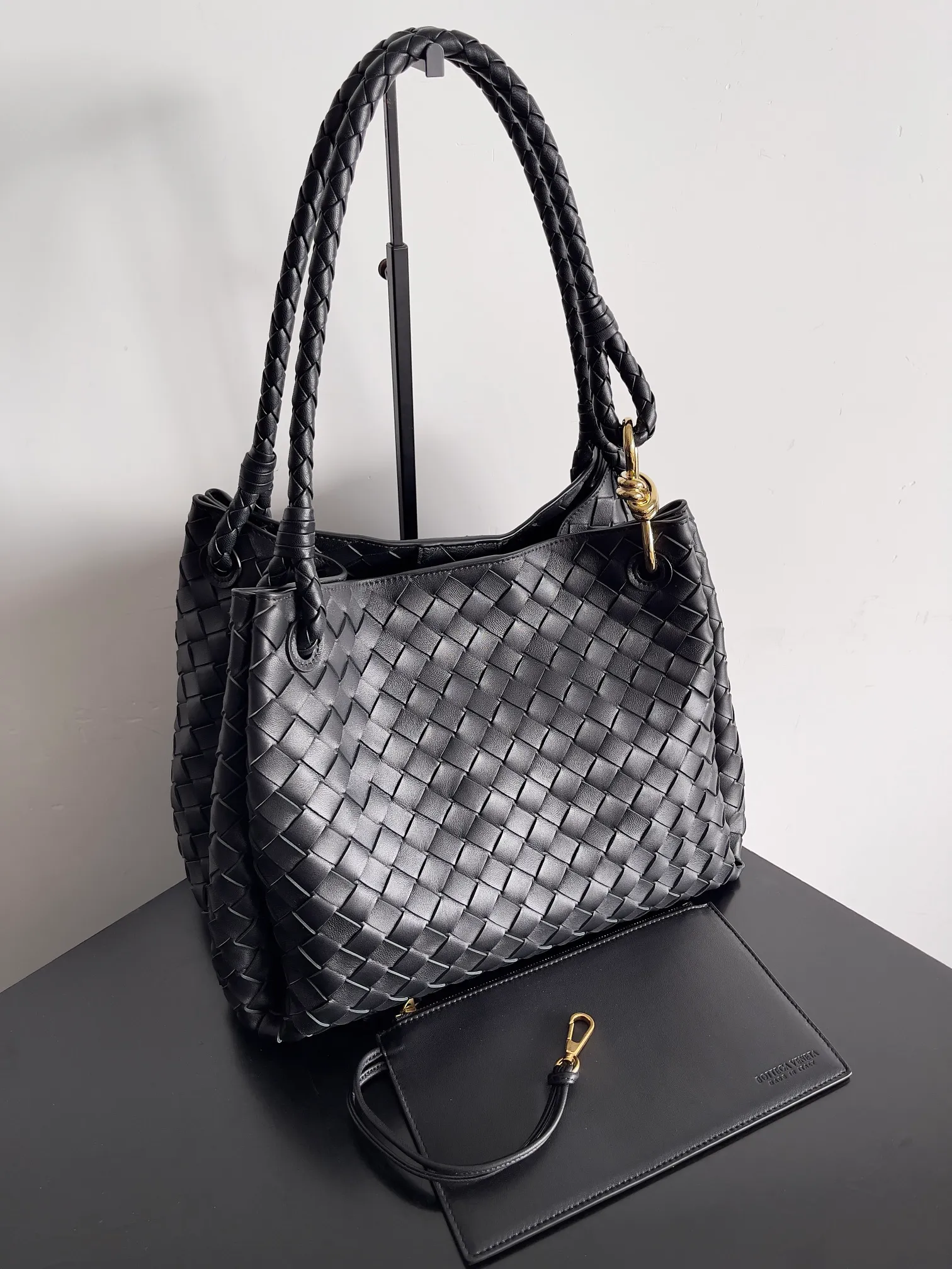 Batch 2660 24 early autumn new model Andiamo Parachute is made of a whole piece of woven leather. It is processed by folding stitching at the four corners. # Craftsmanship and creativity. The large size is atmospheric and practical. One of the must-selects for BV. It has a large space, can hold a computer, the shoulder strap is thick, and the upper shoulder is very comfortable. The large parachute can be carried on the body and can be carried on the body. The upper body is versatile and cute☺️ Style number: 796571 Size: 30*26*20cm